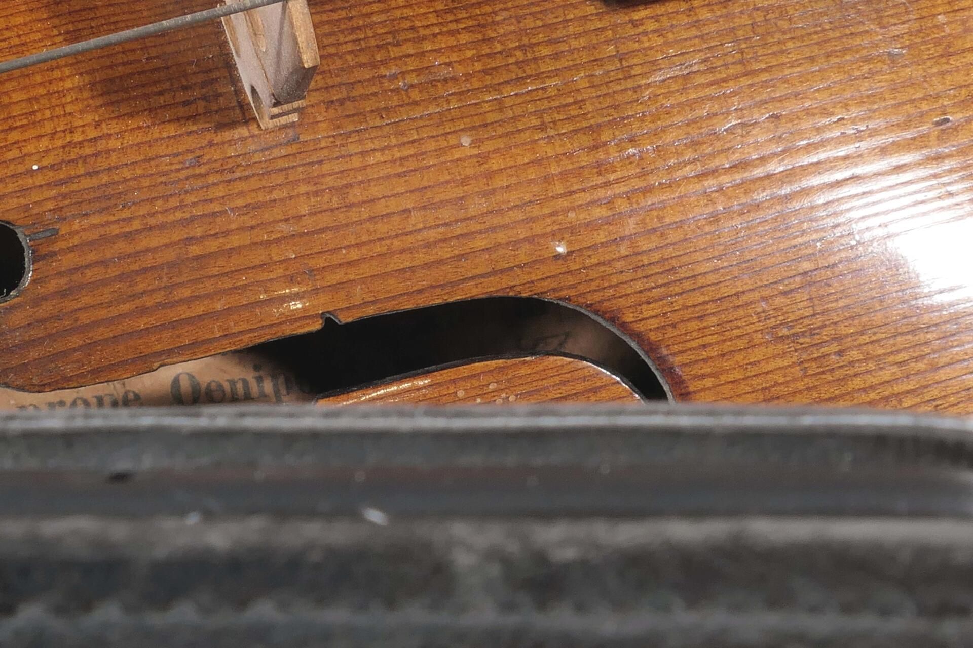 Ältere Violine in hölzernem Transportkoffer mit einem Bogen, geschnitzter Löwenkopfabschluss, auf P - Image 8 of 15