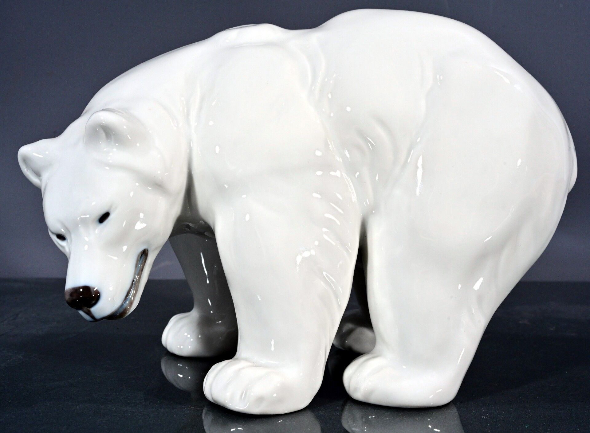 Schreitender Eisbär, Royal Copenhagen, Länge ca. 22 cm, teils polychrom staffiertes Weißporzellan,  - Bild 2 aus 7