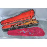 Ältere Violine in hölzernem Transportkoffer mit einem Bogen, geschnitzter Löwenkopfabschluss, auf P