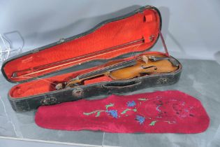 Ältere Violine in hölzernem Transportkoffer mit einem Bogen, geschnitzter Löwenkopfabschluss, auf P