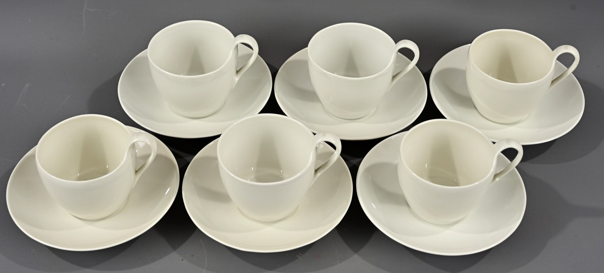 Folge von 6 zweiteiligen Kaffeetassen, zeitlos elegantes Weißporzellan der KPM-Berlin, alle Teile m - Image 2 of 5