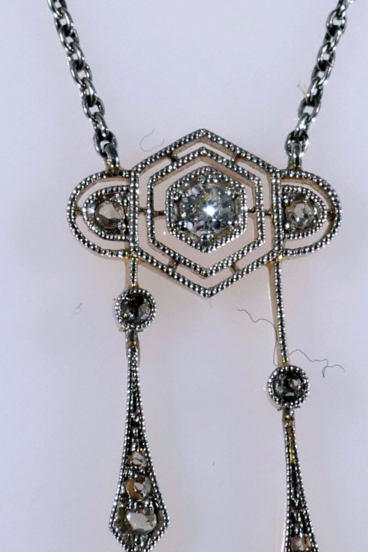Feingliedrige 900er Platin Halskette mit beweglichem, dreiteiligem Kettenanhänger aus platiniertem  - Bild 3 aus 8