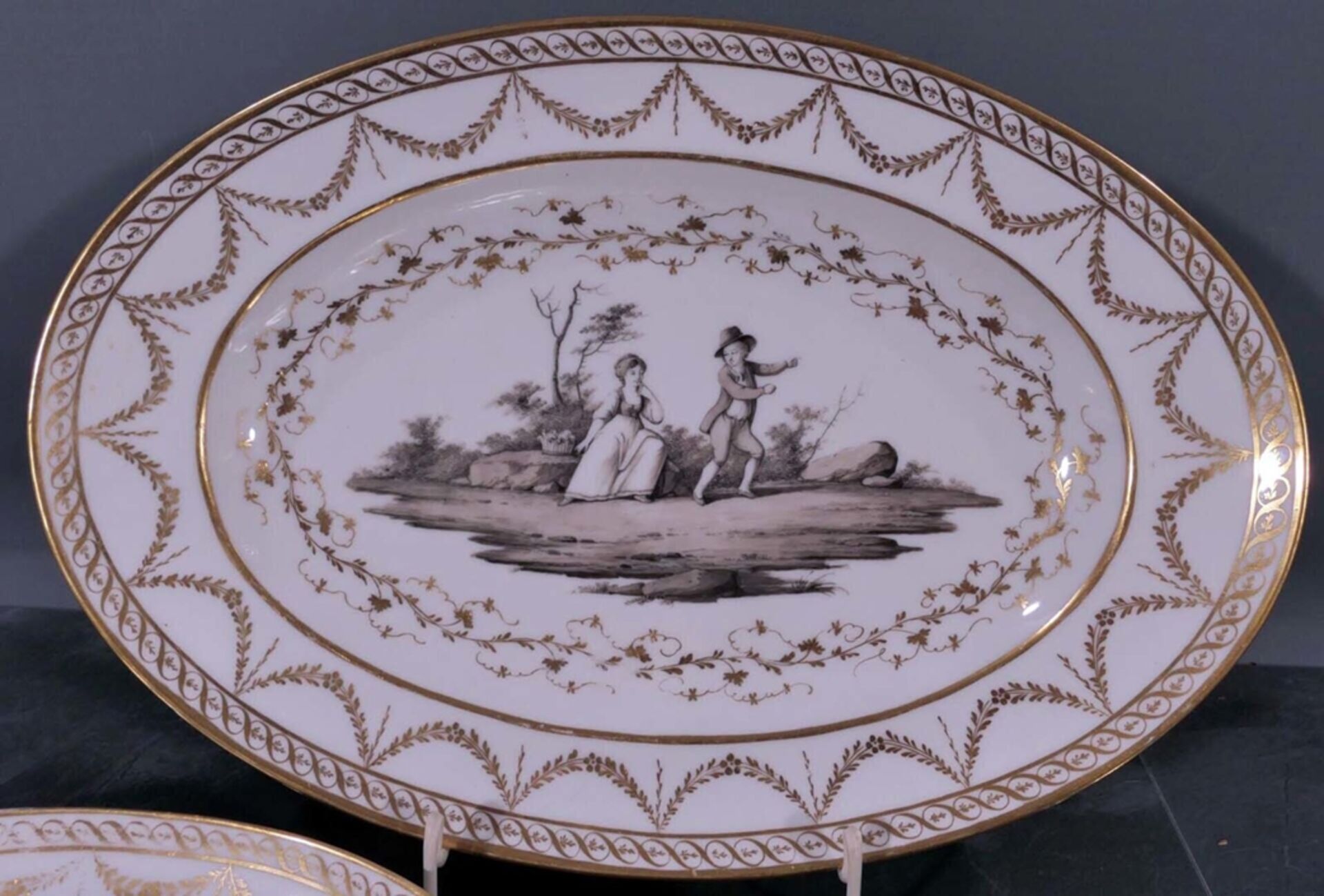 Folge von 3 ovalen Platten, ungemarktes, wohl französisches Weißporzellan des frühen 19. Jhd., aufw - Bild 4 aus 5