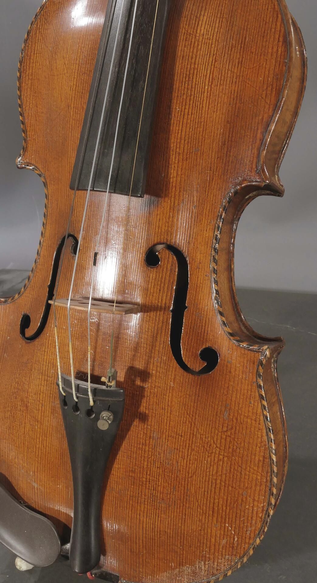 Ältere Violine in hölzernem Transportkoffer mit einem Bogen, geschnitzter Löwenkopfabschluss, auf P - Image 13 of 15