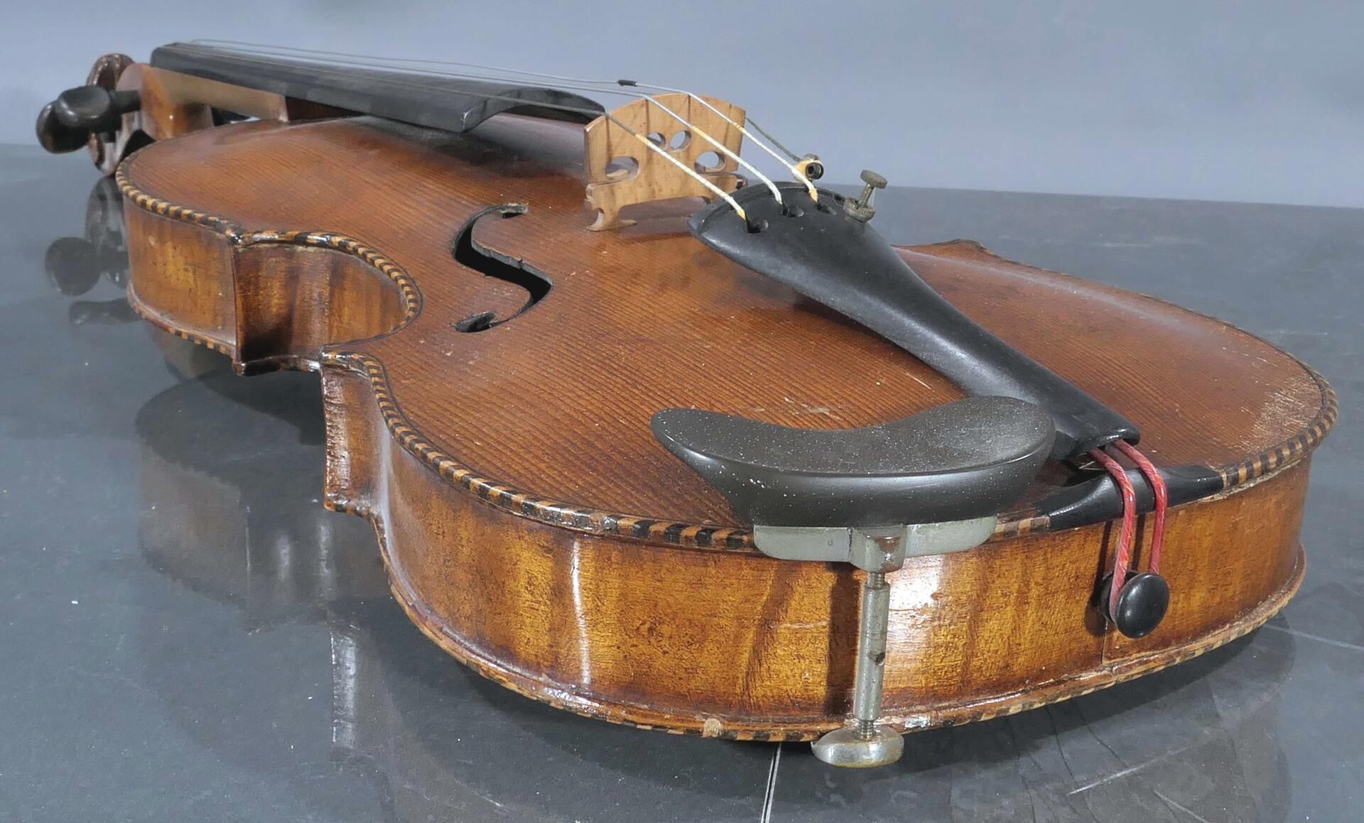 Ältere Violine in hölzernem Transportkoffer mit einem Bogen, geschnitzter Löwenkopfabschluss, auf P - Image 10 of 15
