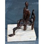 "Sitzende" - auf Kalksandsteinsockel montierte Bronzefigur des italienischen Bildhauers Riccardo (a