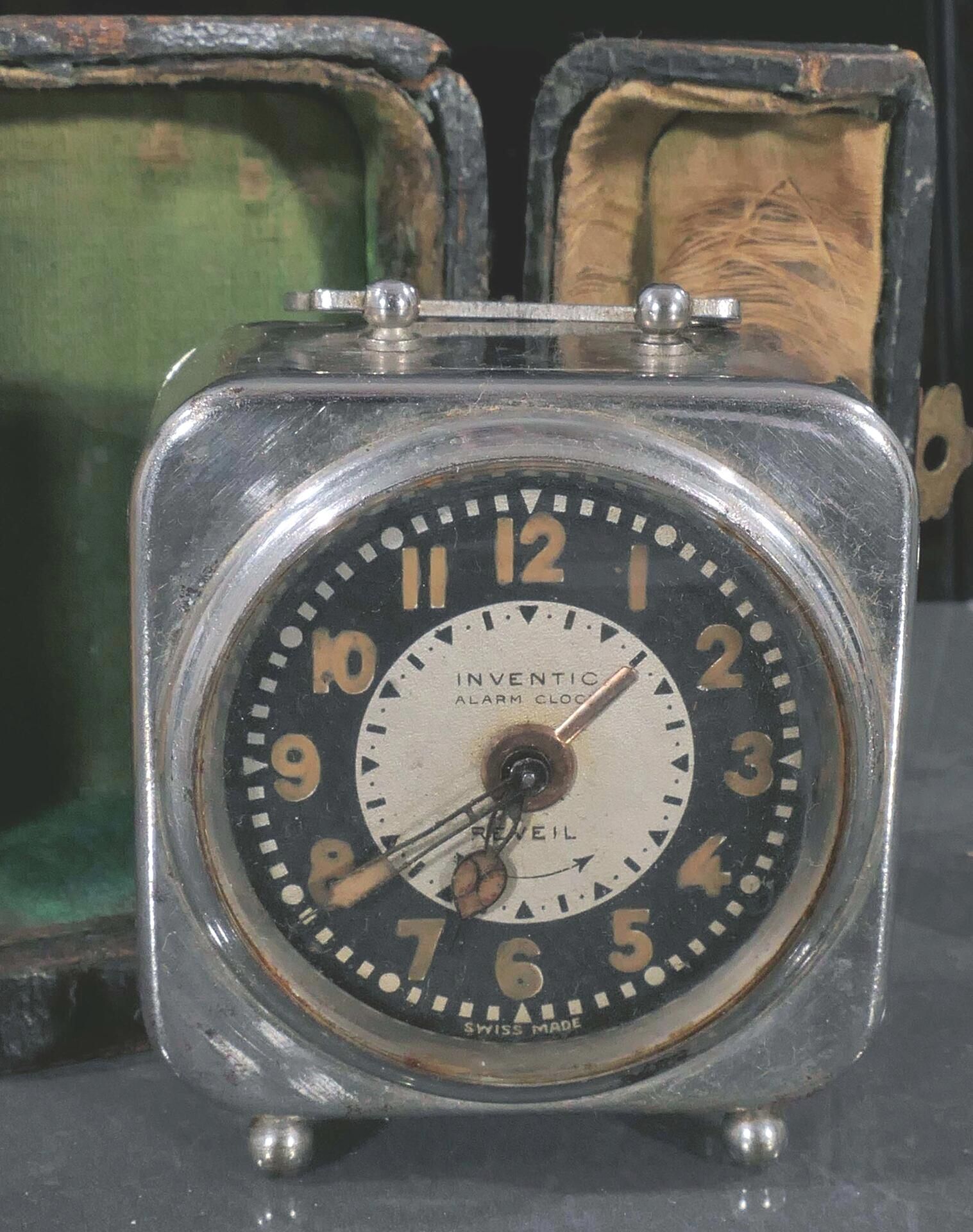 "Inventic Alarm Clock" - antiker Reisewecker in org. Lederetui um 1900 / 20, vernickeltes Metallgeh - Bild 4 aus 9