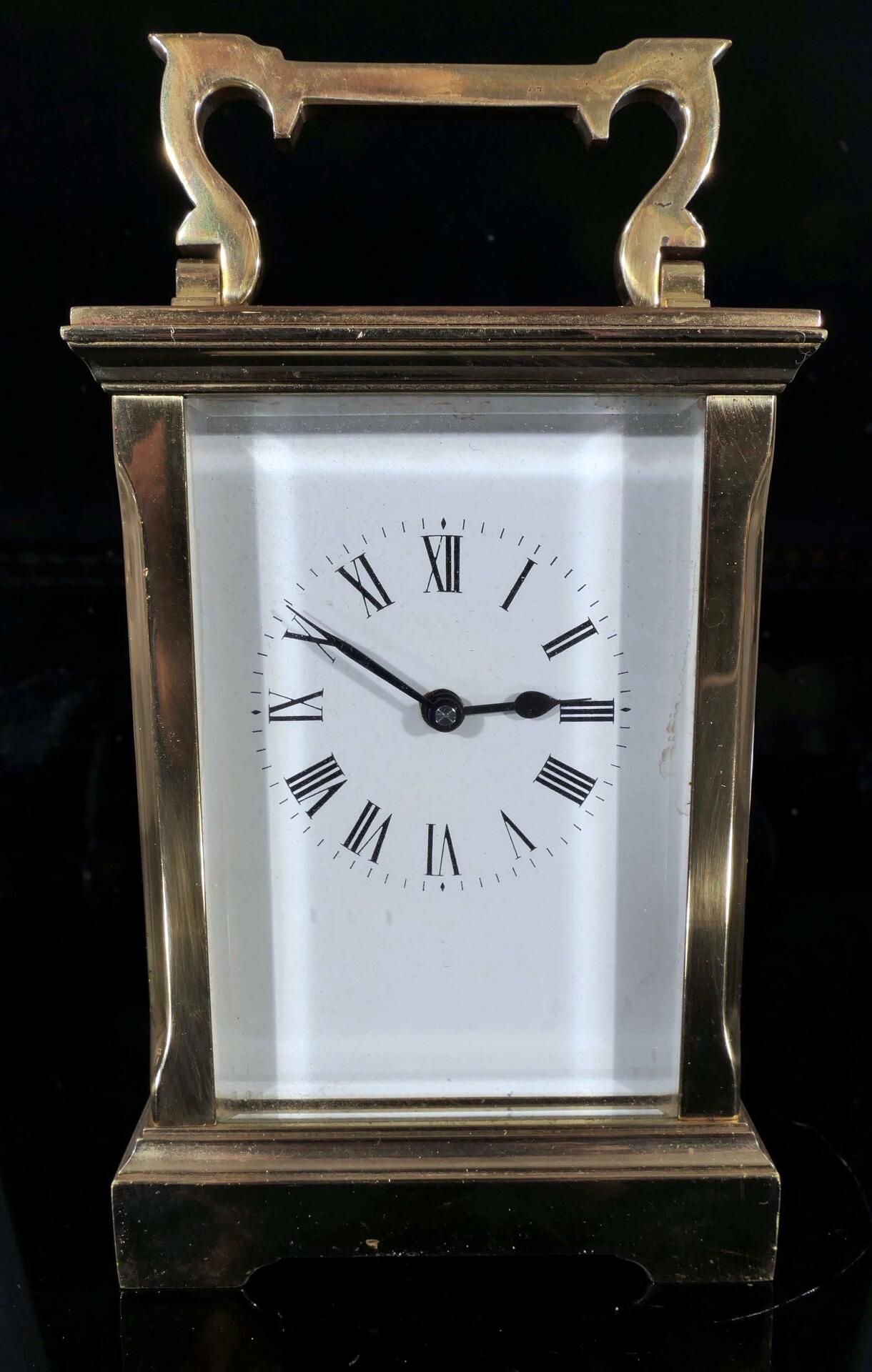 Ältere Reiseuhr, sog. "Carriage Clock", rundum verglastes Messinggehäuse, mechanisches Uhrwerk der  - Bild 6 aus 8