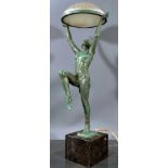 Figürliche Tischlampe im Art-Deco Stil, die nur mit einem Lendenschurz bekleidete junge Tänzerin, i