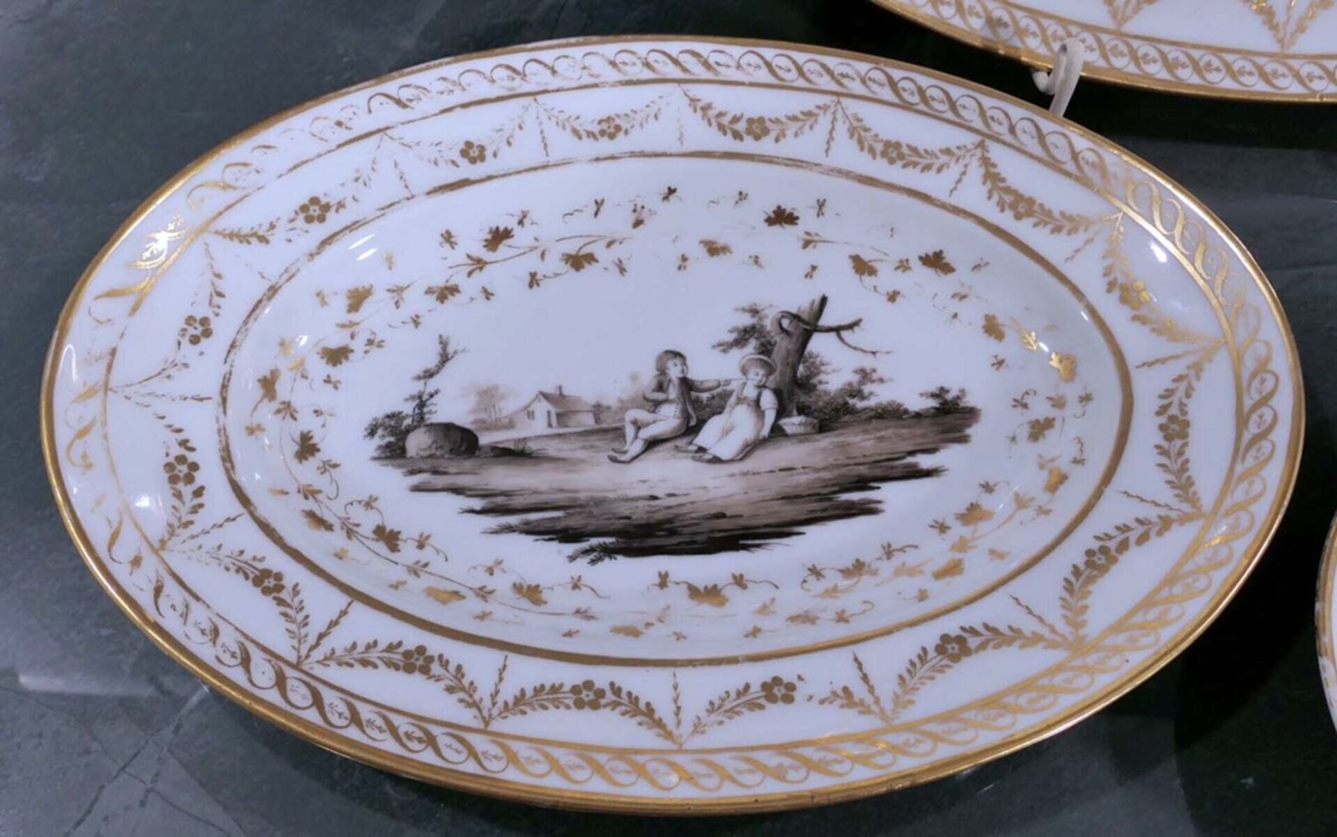 Folge von 3 ovalen Platten, ungemarktes, wohl französisches Weißporzellan des frühen 19. Jhd., aufw - Bild 2 aus 5