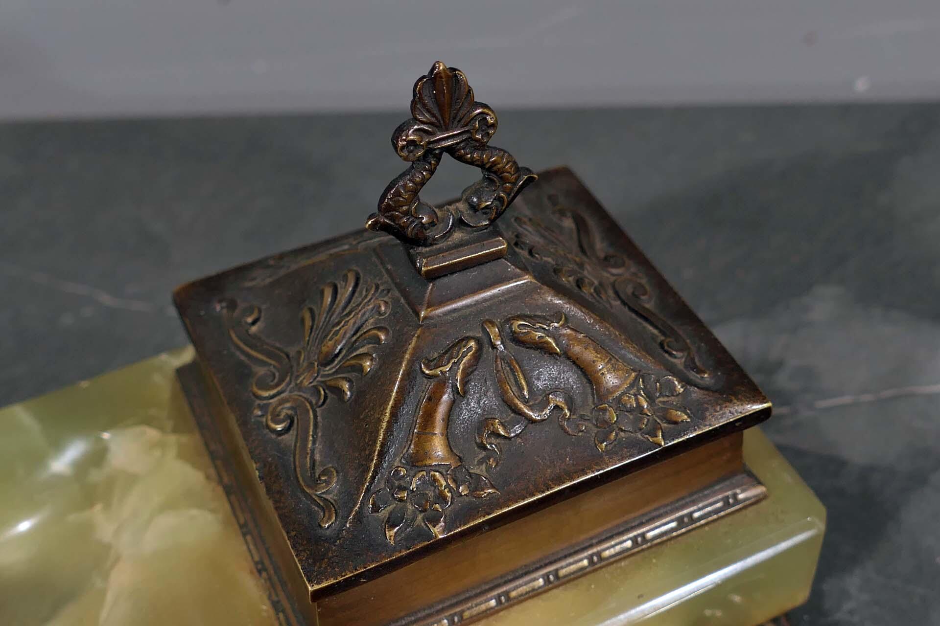 2 tlg. Schreibtischset, Onyx mit bronziertem Metallbeschlagwerk, Stil Empire um 1920 / 30, bestehen - Image 4 of 5