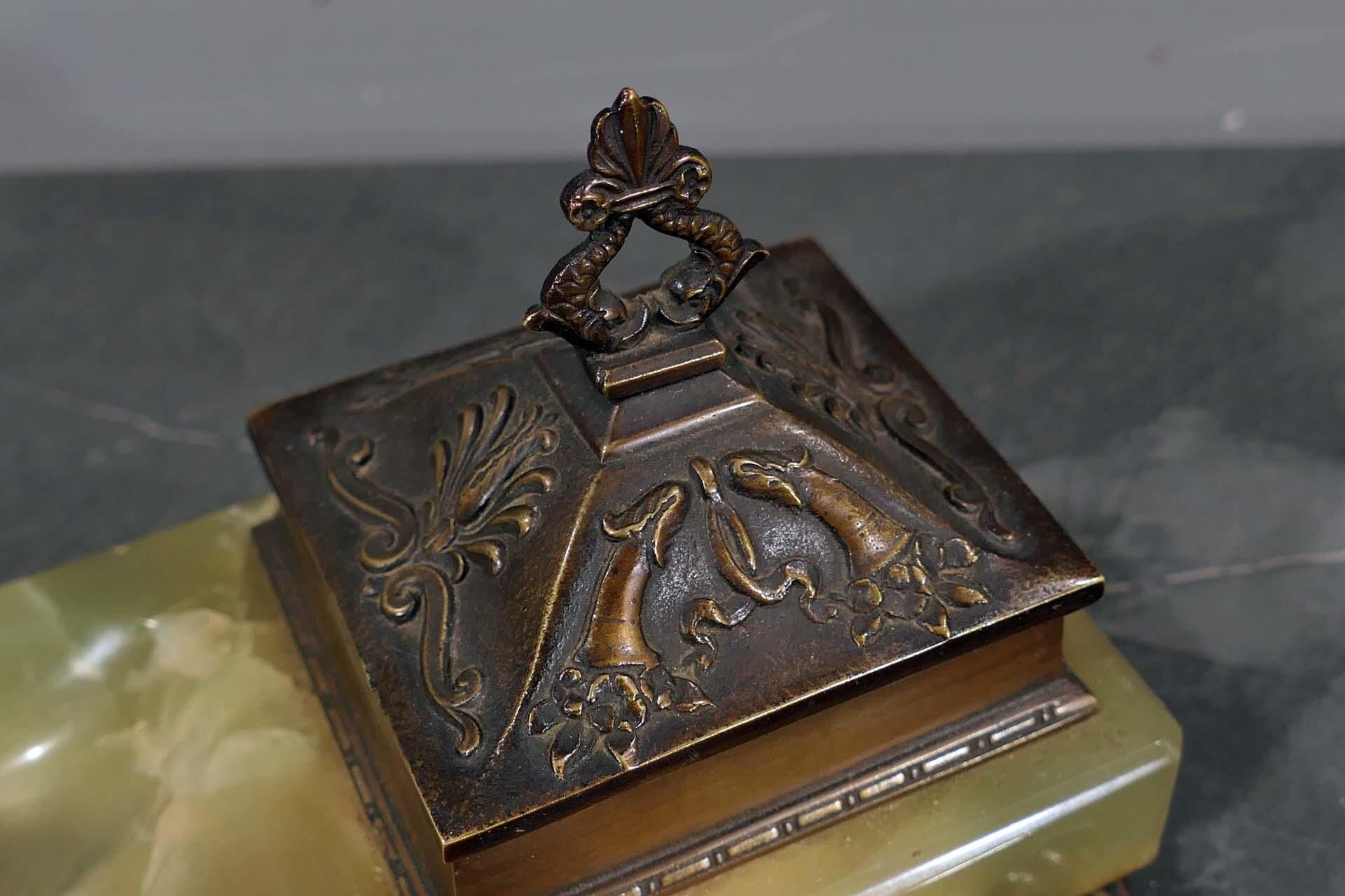 2 tlg. Schreibtischset, Onyx mit bronziertem Metallbeschlagwerk, Stil Empire um 1920 / 30, bestehen - Bild 4 aus 5