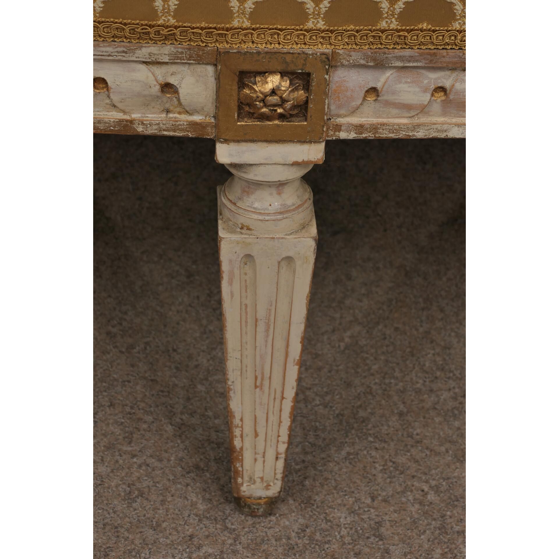7 tlg. Ameublement, Stil Louis XVI, Ende 19. Jhd., weiß-gold gefasste Hartholzgestelle, intaktes Po - Bild 8 aus 9