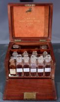 "PORTABLE DOMESTIC MEDICAL CABINET" - antike Reiseapotheke, England um 1850. Mit div. Gefäßen/Behäl