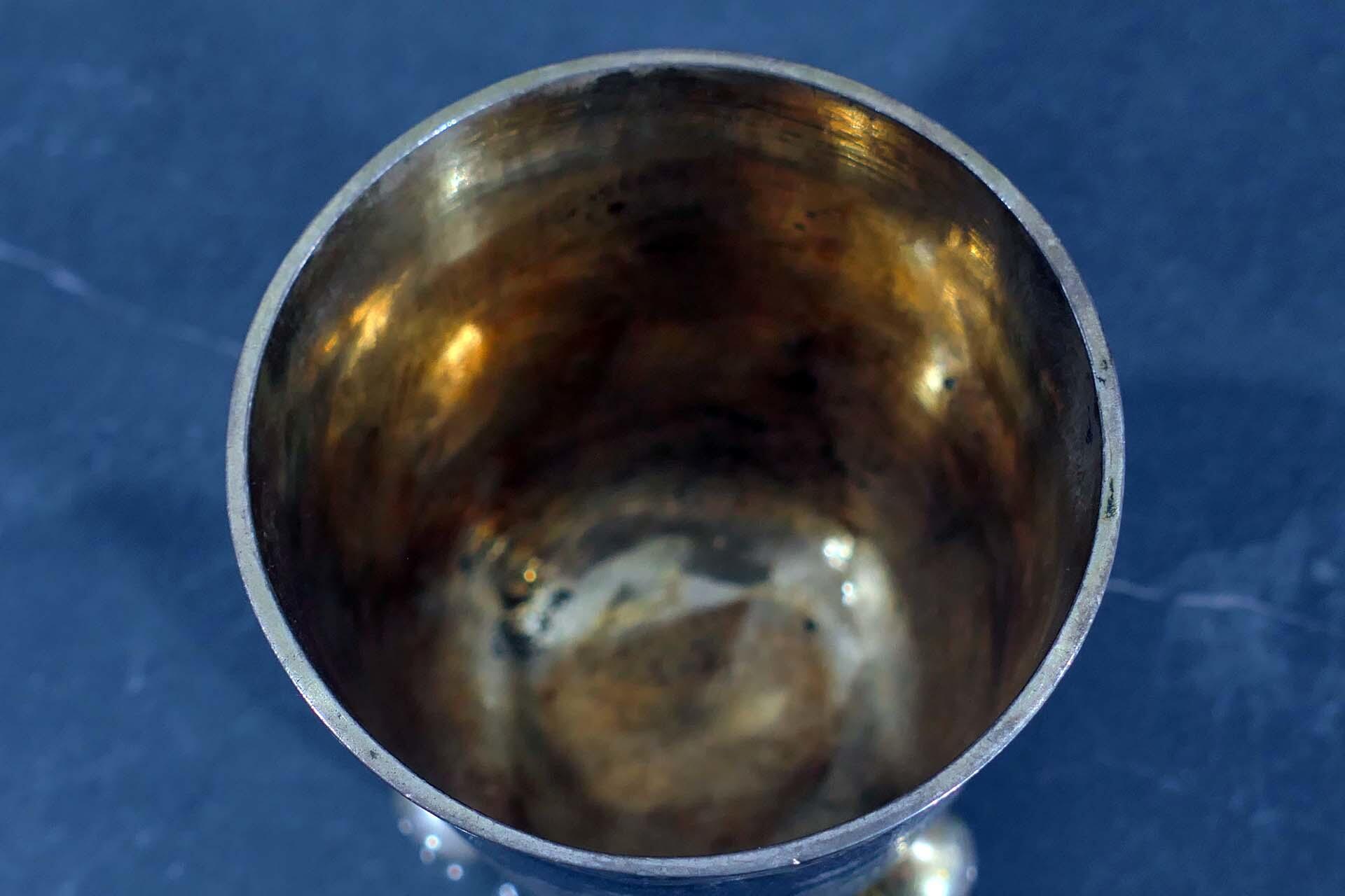Antiker Kugelfußbecher, 18.Jhd, Silber teilvergoldet, drei ausgestellte Kugelfüße, Wandung partiell - Image 4 of 5