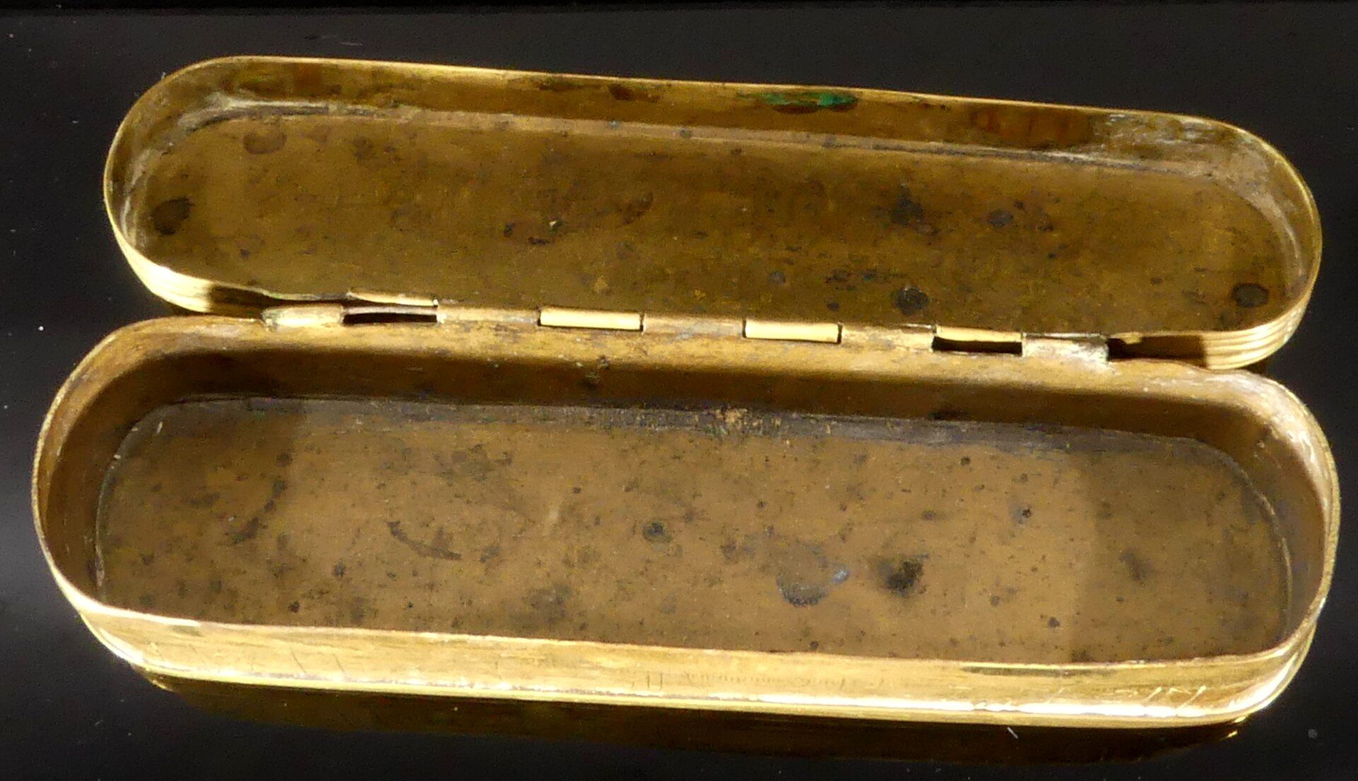 Antike Tabatiere des 18. Jhdts., wohl Iserlohn; Messing, Länge ca. 17,5 cm. Stärkere Alters- und Ge - Image 2 of 6
