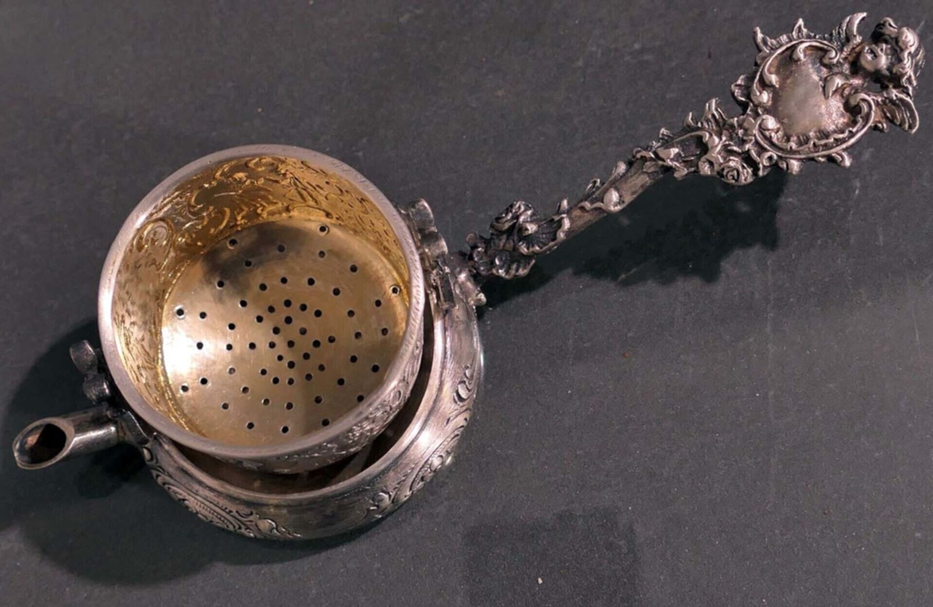 Zweiteiliges Teesieb, 800er Silber massiv. teilvergoldet, bestehend aus Stieltopf ähnlicher Kelle m - Bild 5 aus 5