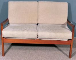 Zweisitzige Couch, Teakholz, letztes Drittel 20. Jhd., abnehmbare Sitz- und Rückenpolster. Guter Er