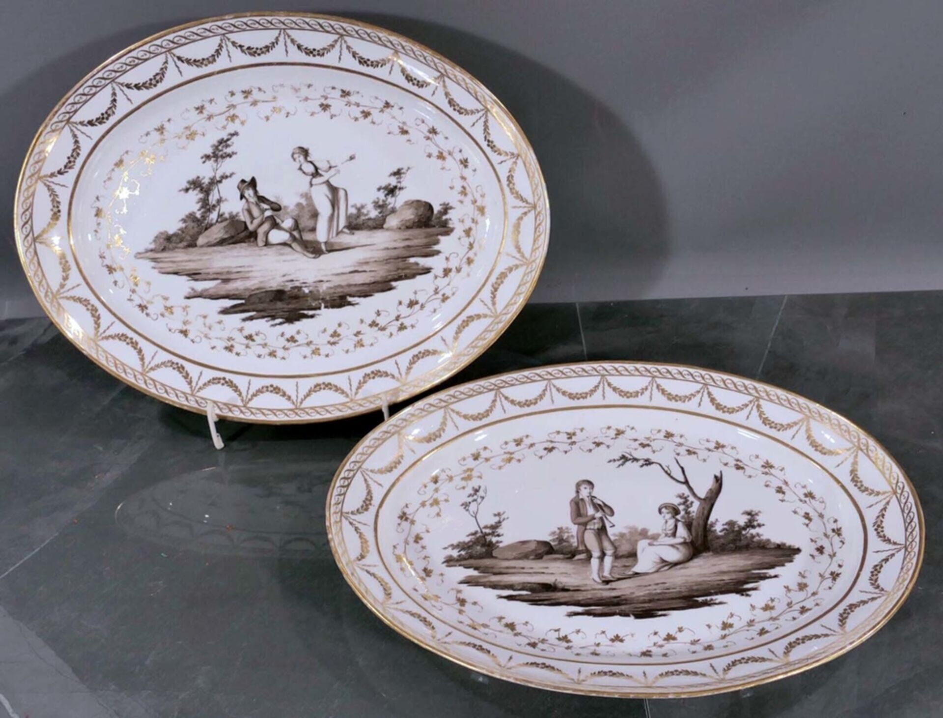 Paar großer ovaler Platten, ungemarktes, wohl französisches Weißporzellan des frühen 19. Jhd. mit a