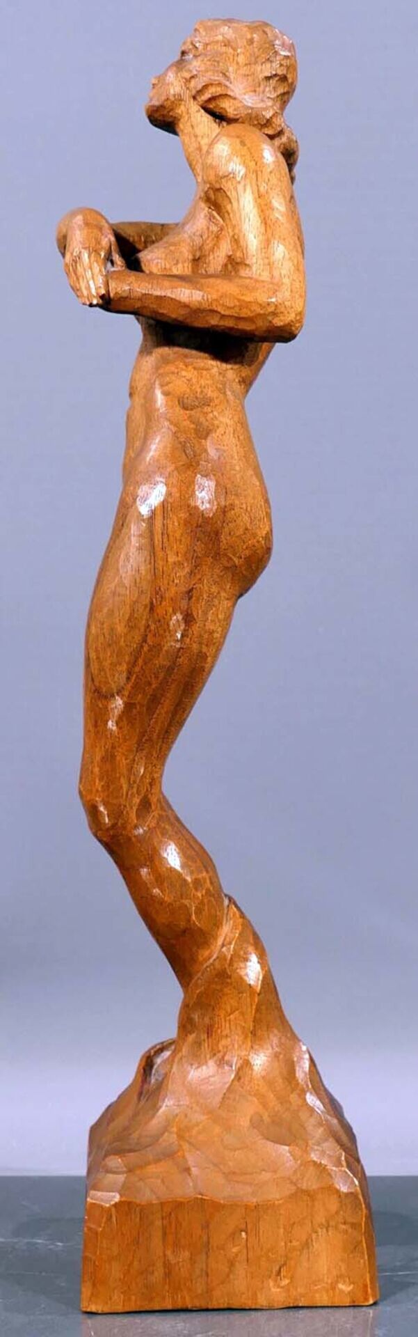 "Stehender Damenakt in bewegter Pose", ca. 35 cm hohe Holzschnitzfigur, unter dem Sockel bez.: Bern - Bild 3 aus 10