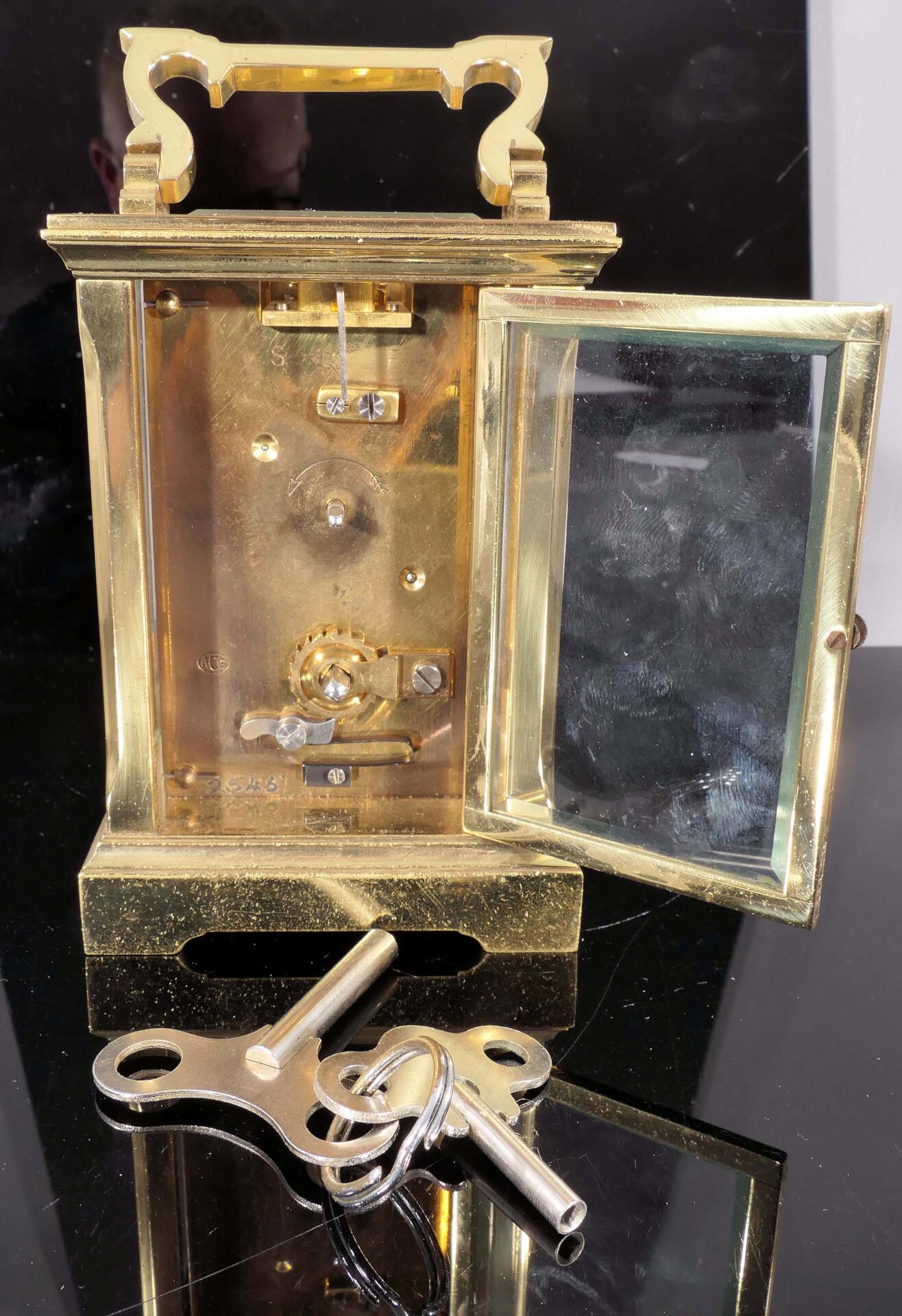 Ältere Reiseuhr, sog. "Carriage Clock", rundum verglastes Messinggehäuse, mechanisches Uhrwerk der - Image 5 of 8
