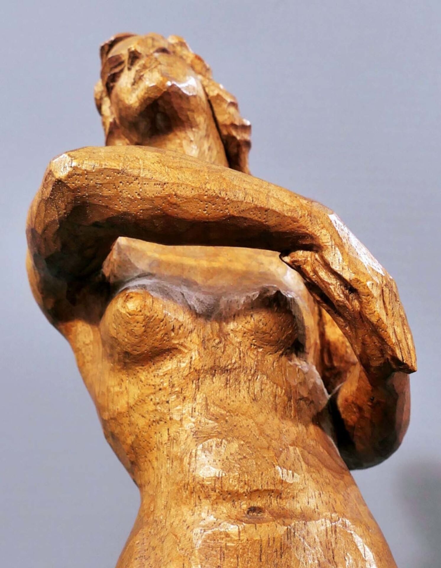 "Stehender Damenakt in bewegter Pose", ca. 35 cm hohe Holzschnitzfigur, unter dem Sockel bez.: Bern - Bild 8 aus 10