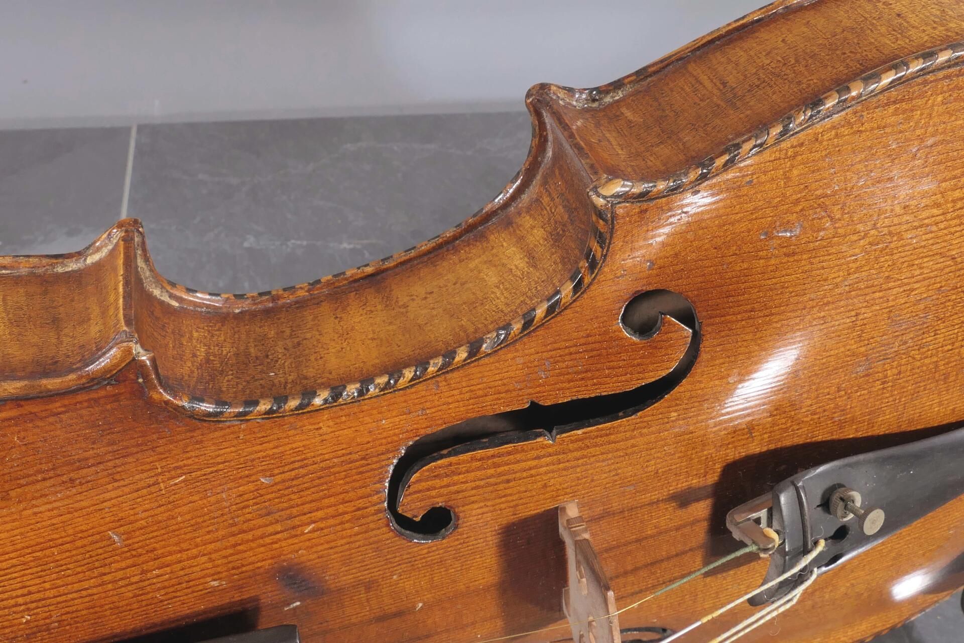 Ältere Violine in hölzernem Transportkoffer mit einem Bogen, geschnitzter Löwenkopfabschluss, auf P - Image 3 of 15