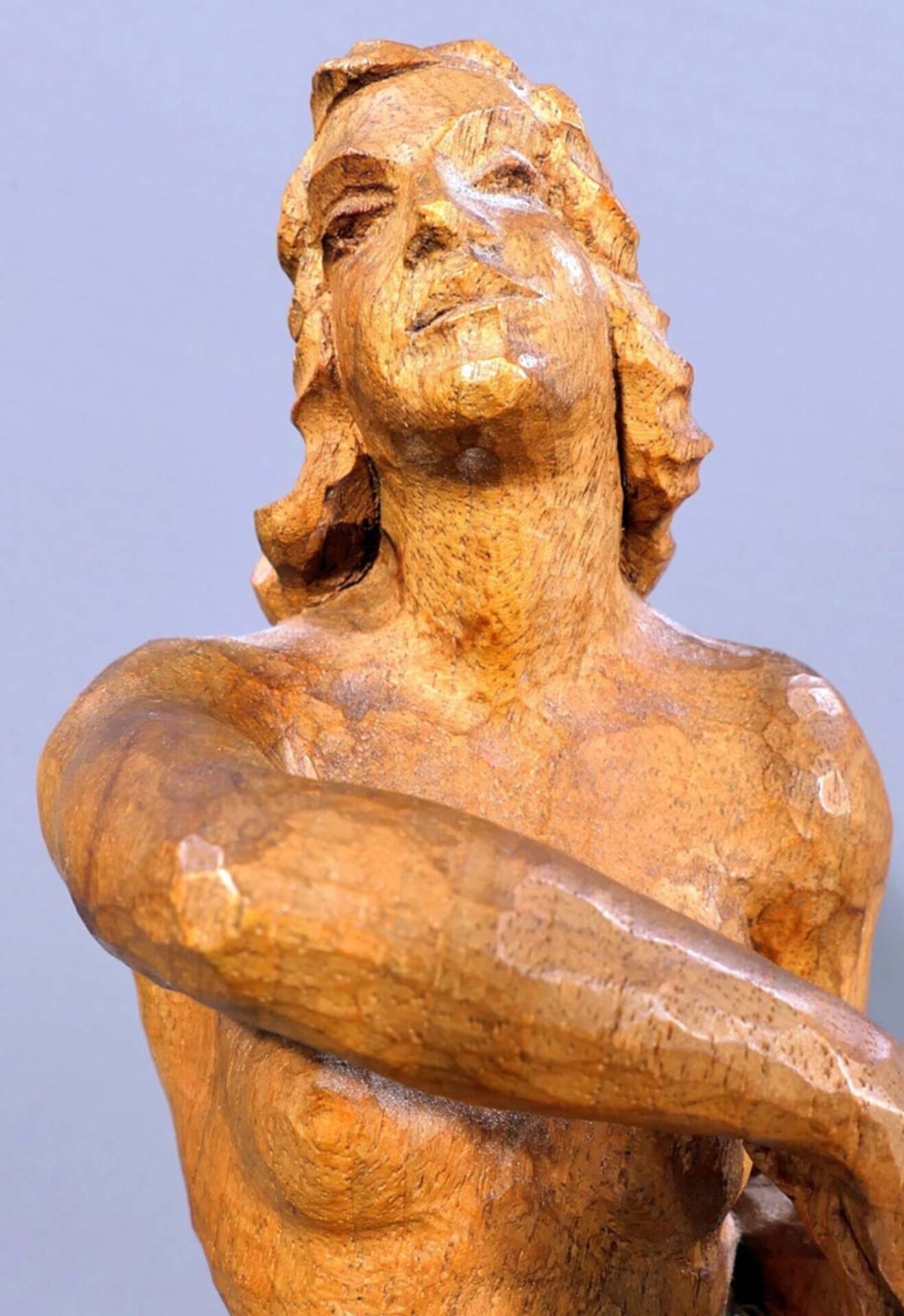 "Stehender Damenakt in bewegter Pose", ca. 35 cm hohe Holzschnitzfigur, unter dem Sockel bez.: Bern - Bild 6 aus 10
