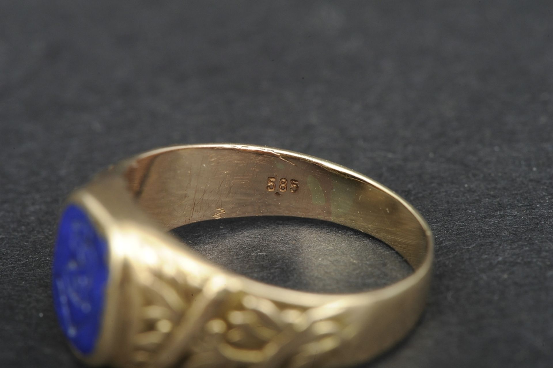 Damenring, 585er Gelbgold, mit gravierter Lapislazuli-Platte; Ringschultern ziseliert; ca. 5 gr. br - Bild 5 aus 5