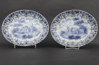 Paar ovaler Fayence - Platten, wohl Nürnberg, 18. Jhdt., rötliche Scherben mit in Blautönen bemalte