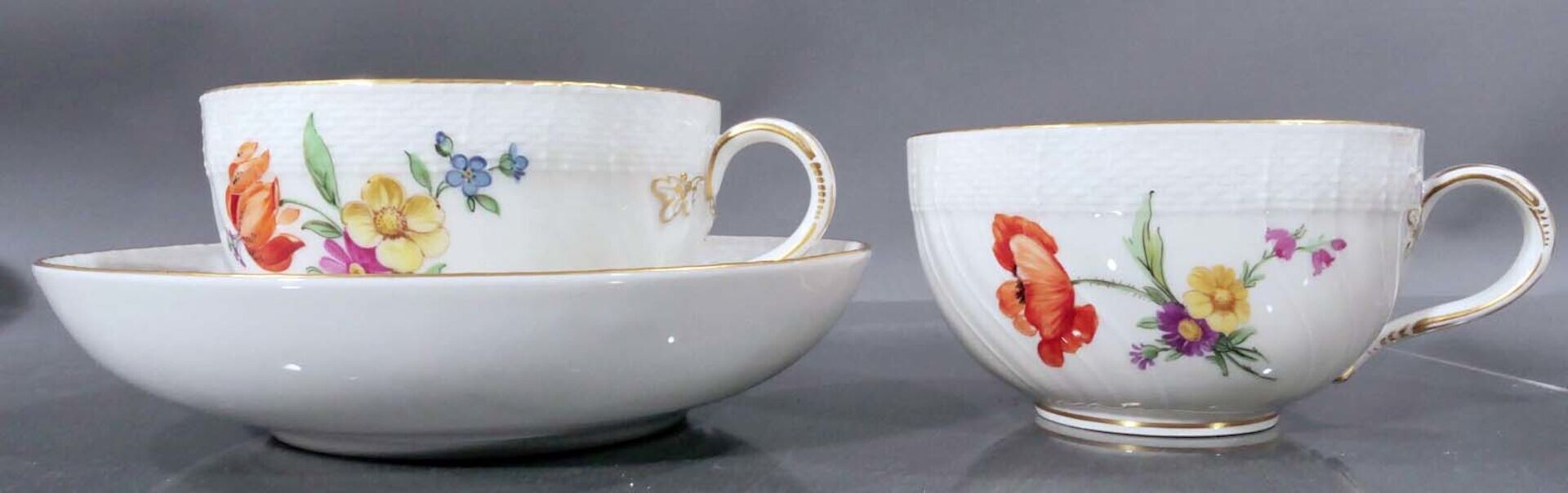 Folge von 12 zweiteiligen Teetassen der KPM-Berlin, elfenbeinfarbiges Weißporzellan, mit polychrome - Bild 5 aus 9