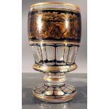 Antikes Pokalglas des 19. Jhd. Schweres, dickwandiges, farbloses Glas, mit bernsteinfarbiger, flora