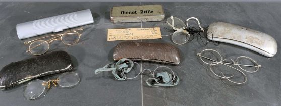 5 teiliges Konvolut alter & antiker Brillengestelle, Etuis beigegeben, versch. Alter, Größen, Mater