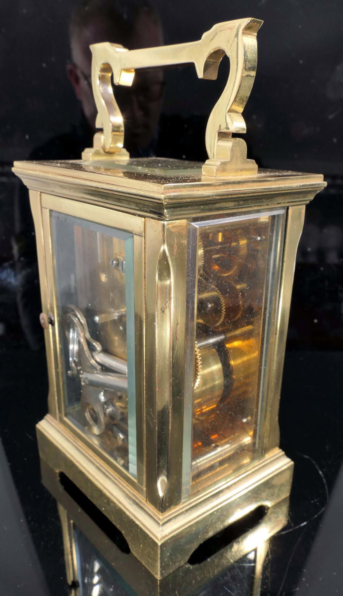 Ältere Reiseuhr, sog. "Carriage Clock", rundum verglastes Messinggehäuse, mechanisches Uhrwerk der  - Bild 3 aus 8