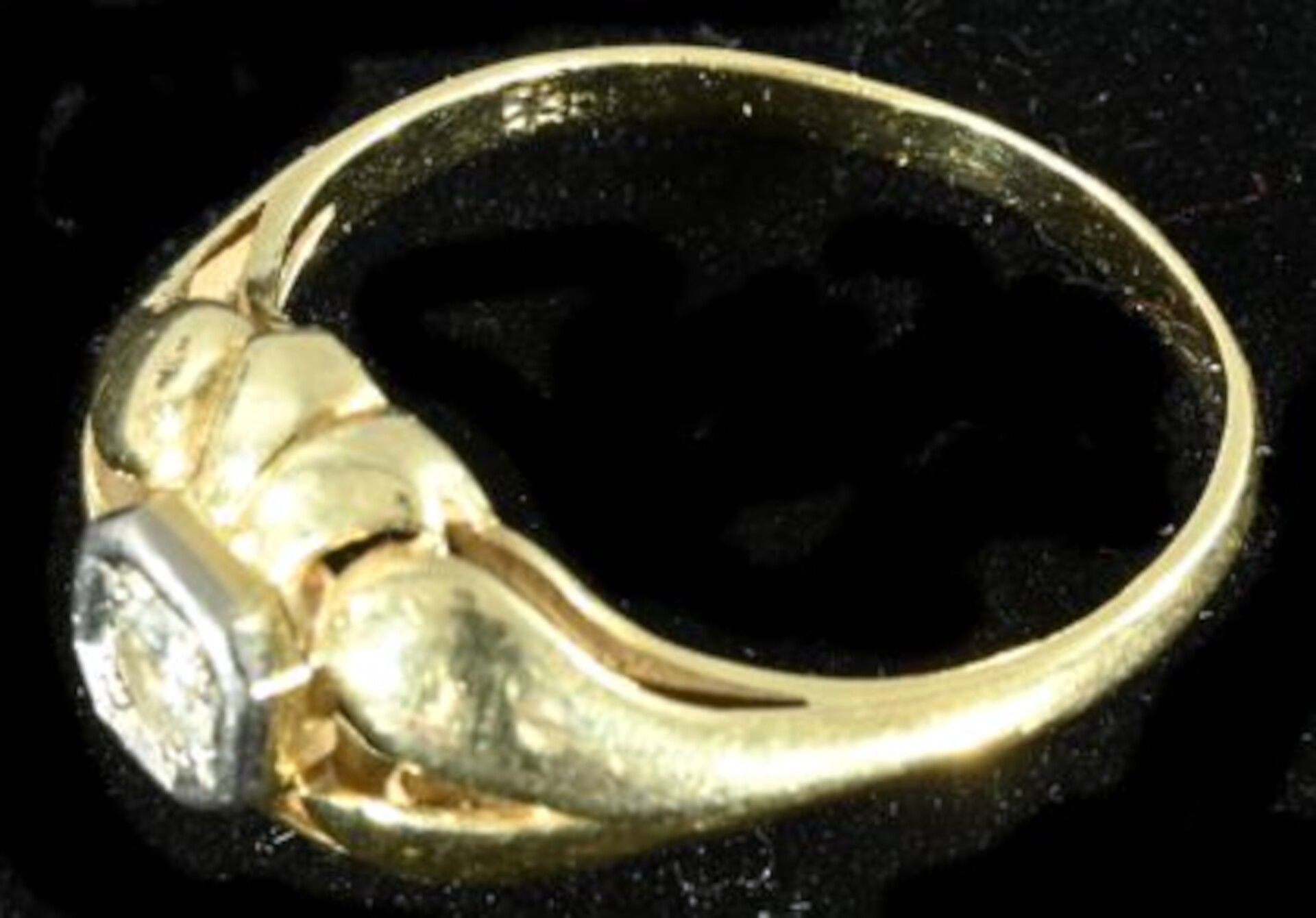 Damenring, 585er Gelbgold, der Kopf in Form einer Blüte, in deren Mitte ein ca. 0,25 ct. großer Dia - Bild 4 aus 4