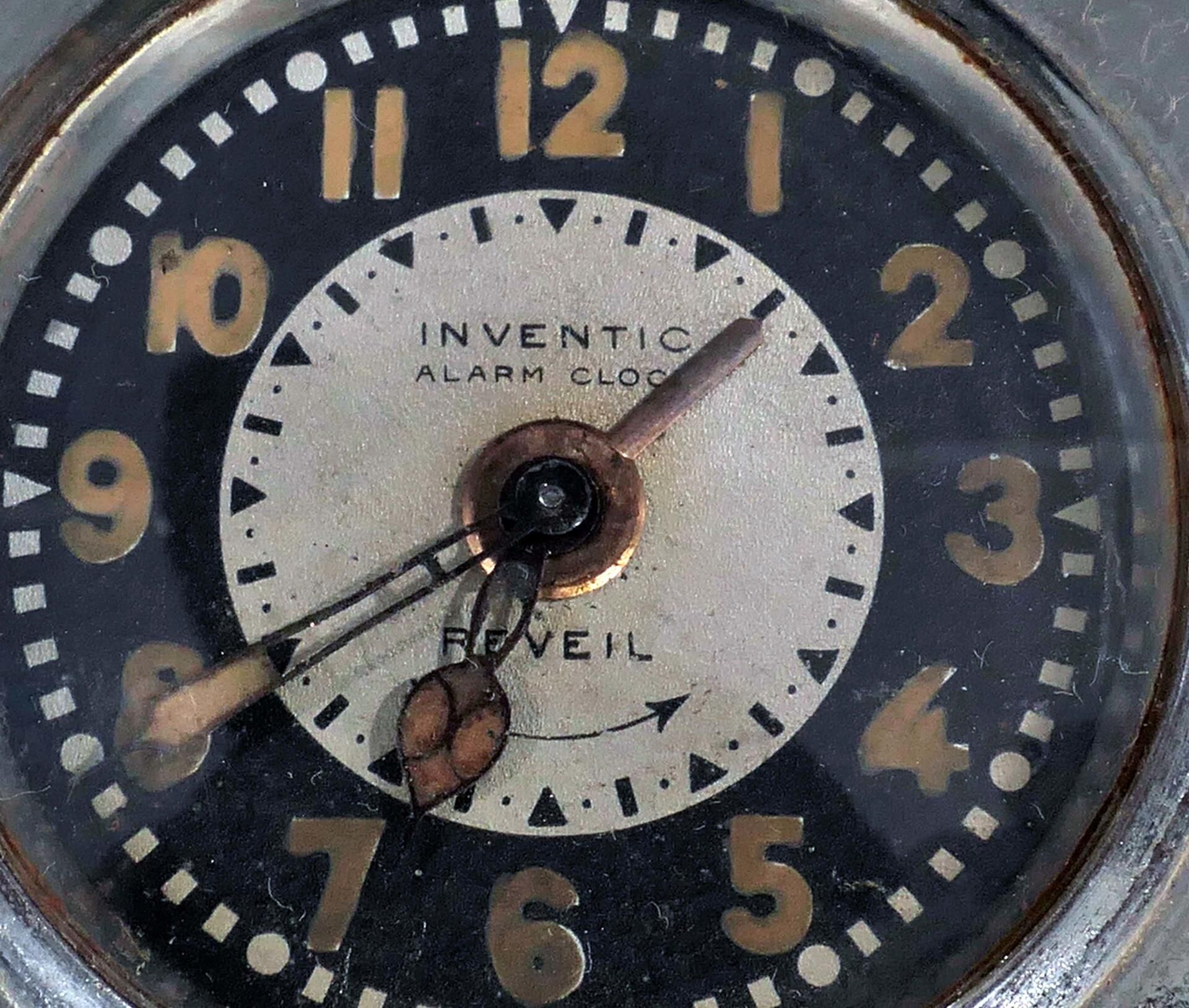 "Inventic Alarm Clock" - antiker Reisewecker in org. Lederetui um 1900 / 20, vernickeltes Metallgeh - Bild 3 aus 9