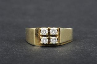 Damenring, 585er Gelbgold, der Ringkopf mit 4 kleinen Diamanten in Brillantschliff im Viereck beset