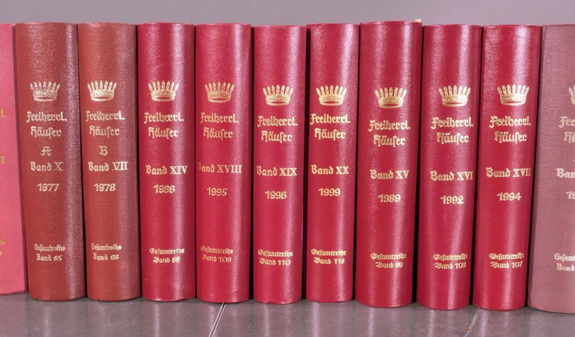 Genealogisches Handbuch des Adels "Freiherrliche Häuser", 28 Bände, 1952 - 1999, versch. Erhalt. - Bild 3 aus 7