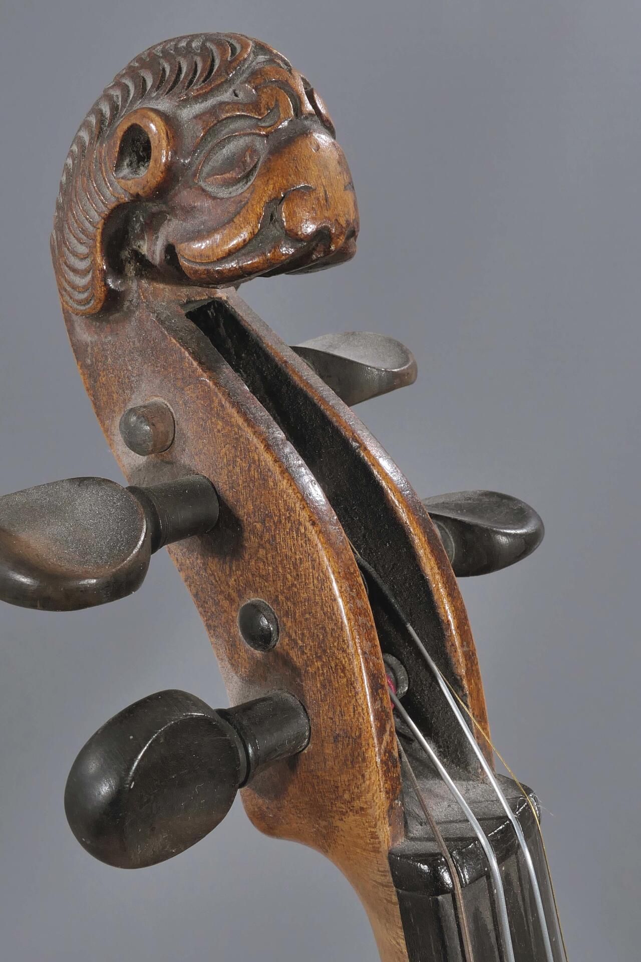 Ältere Violine in hölzernem Transportkoffer mit einem Bogen, geschnitzter Löwenkopfabschluss, auf P - Image 5 of 15