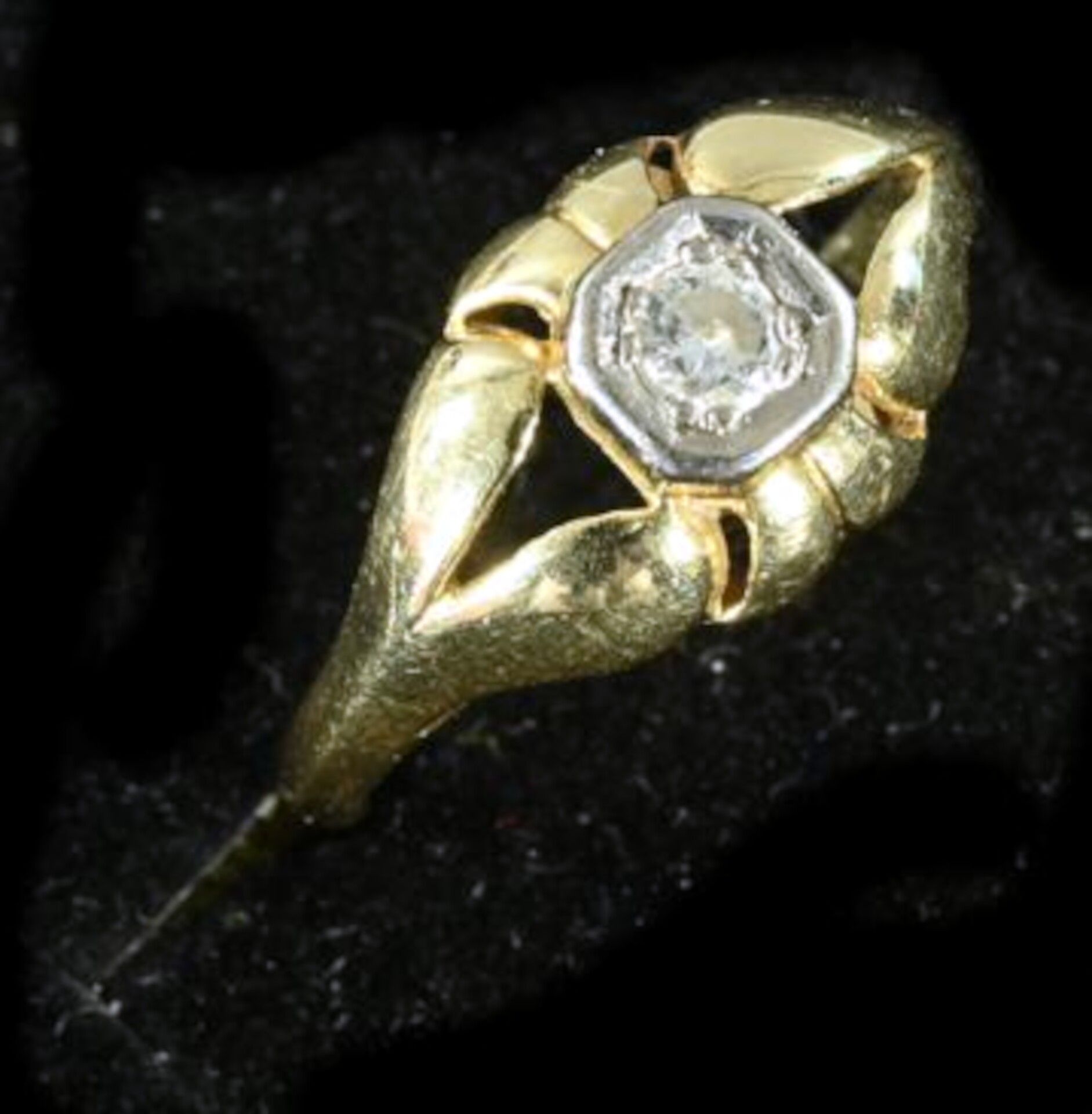 Damenring, 585er Gelbgold, der Kopf in Form einer Blüte, in deren Mitte ein ca. 0,25 ct. großer Dia - Bild 3 aus 4