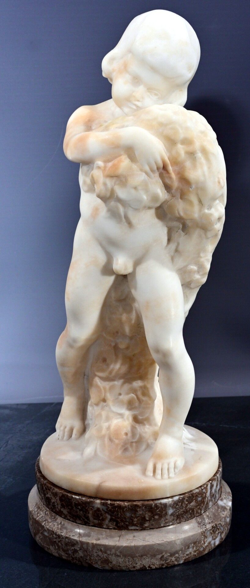 "Nackter Knabe mit Blumengirlande" - Alabaster Skulptur des R. Greiner um 1910/20. An Arbeiten der