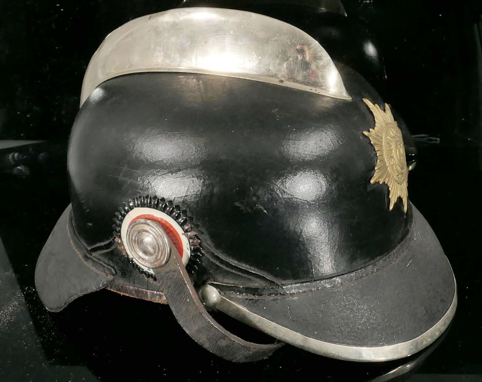 Antiker preußischer Feuerwehrhelm, Kaiserzeit, frontal mit Wahlspruch "Suum Cuique", sehr schöner g
