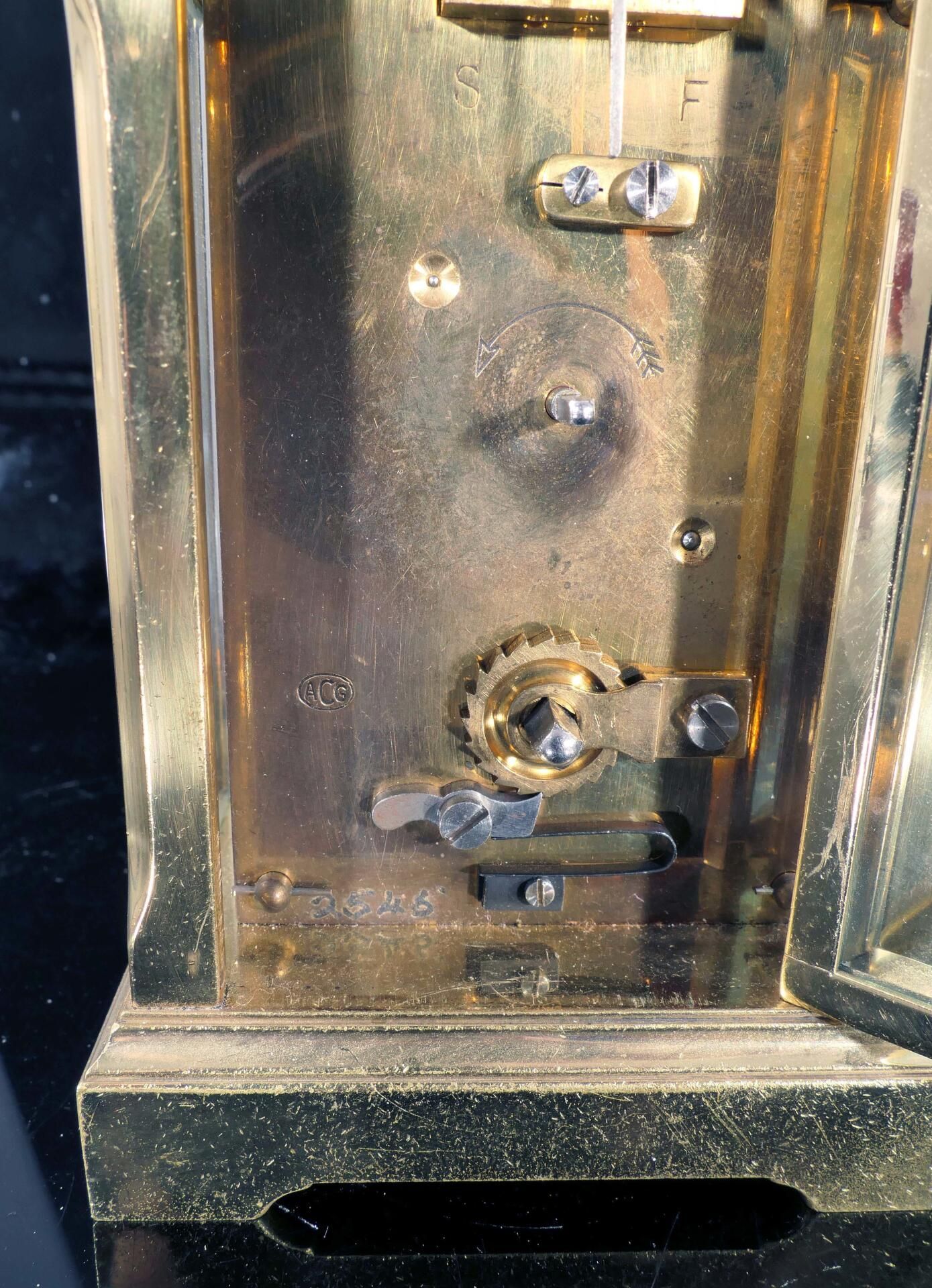 Ältere Reiseuhr, sog. "Carriage Clock", rundum verglastes Messinggehäuse, mechanisches Uhrwerk der  - Bild 8 aus 8
