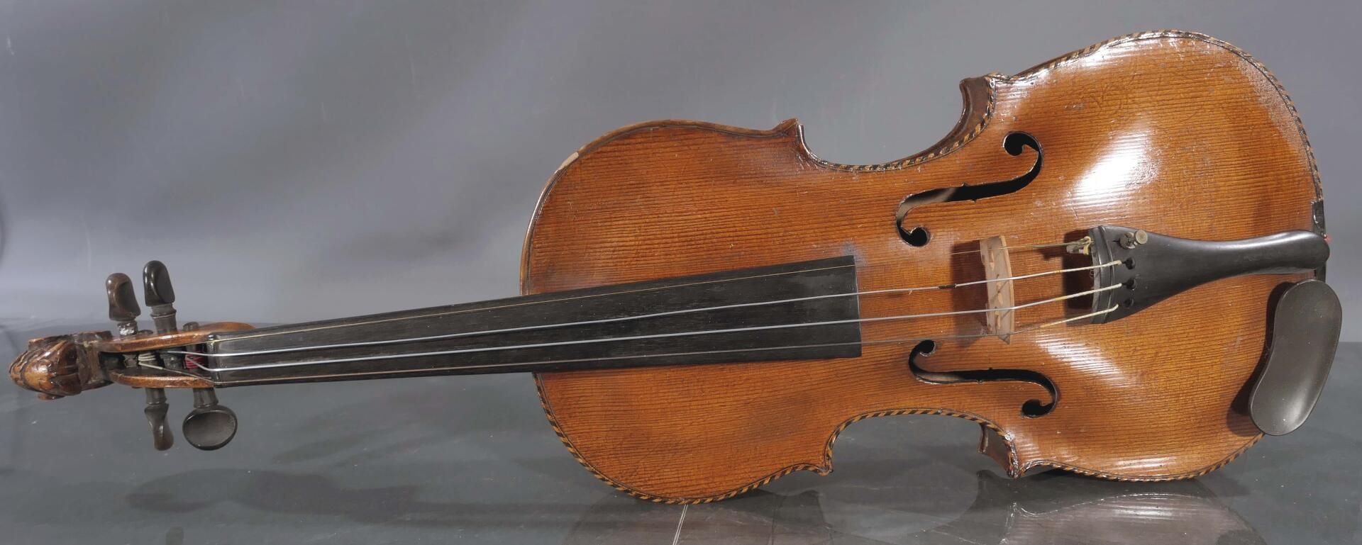 Ältere Violine in hölzernem Transportkoffer mit einem Bogen, geschnitzter Löwenkopfabschluss, auf P - Image 2 of 15