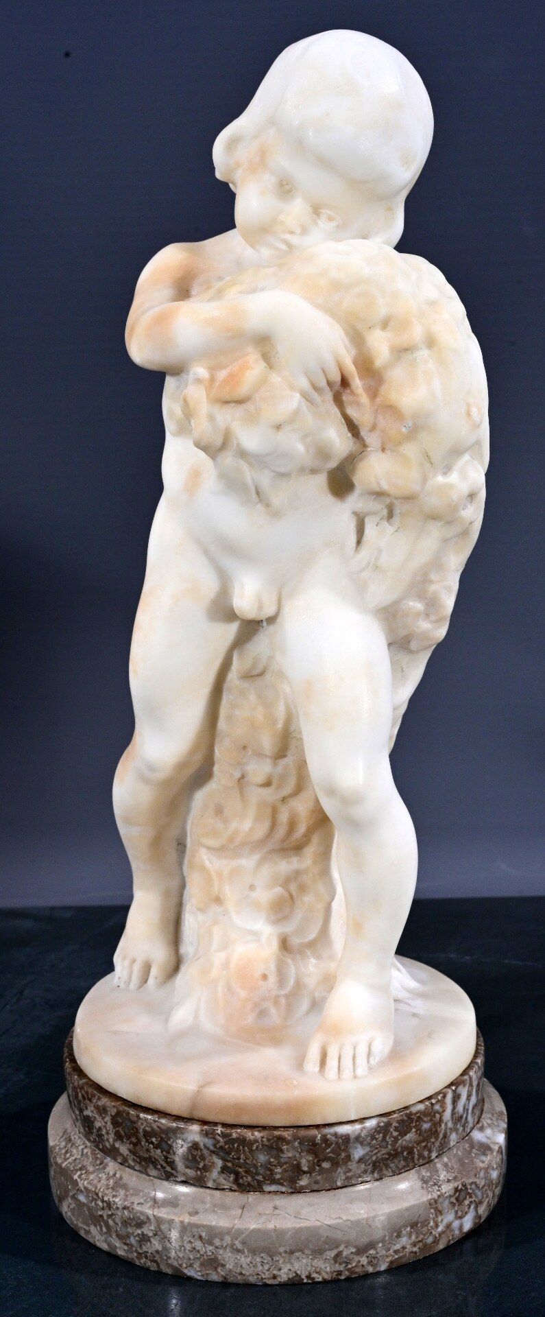 "Nackter Knabe mit Blumengirlande" - Alabaster Skulptur des R. Greiner um 1910/20. An Arbeiten der - Image 2 of 12