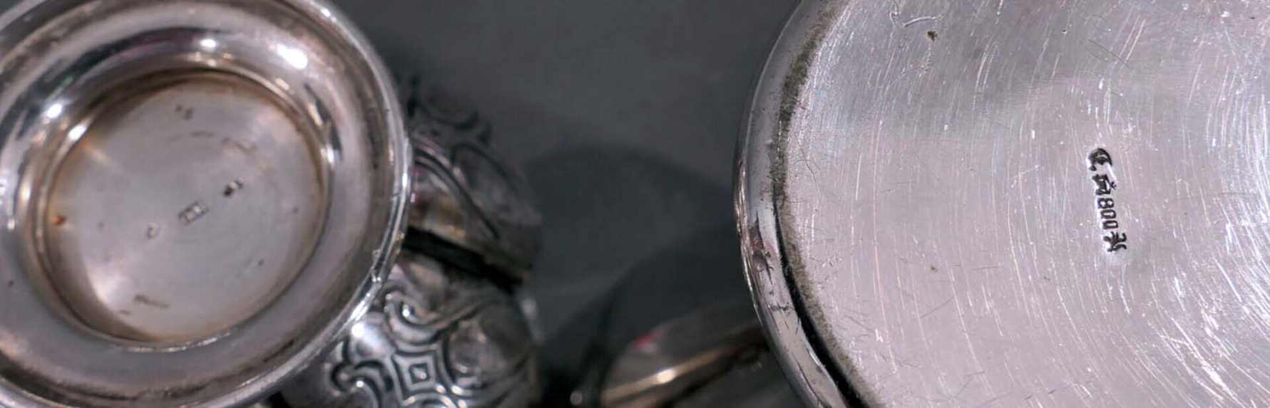 3 tlg. Konvolut versch. Gefäße aus Adelsbesitz, bestehend aus 2 Bechern aus 800er Silber & 1 Tischv - Image 5 of 5