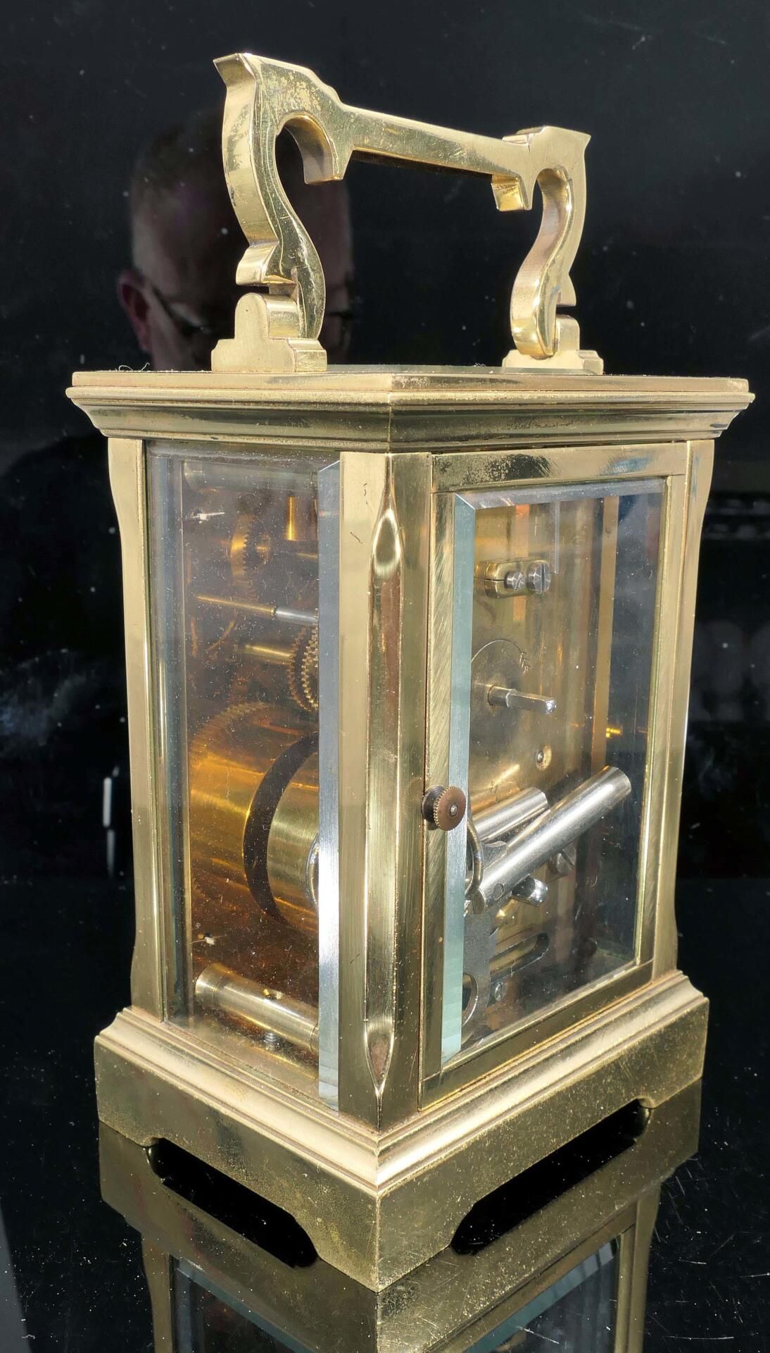 Ältere Reiseuhr, sog. "Carriage Clock", rundum verglastes Messinggehäuse, mechanisches Uhrwerk der  - Bild 2 aus 8