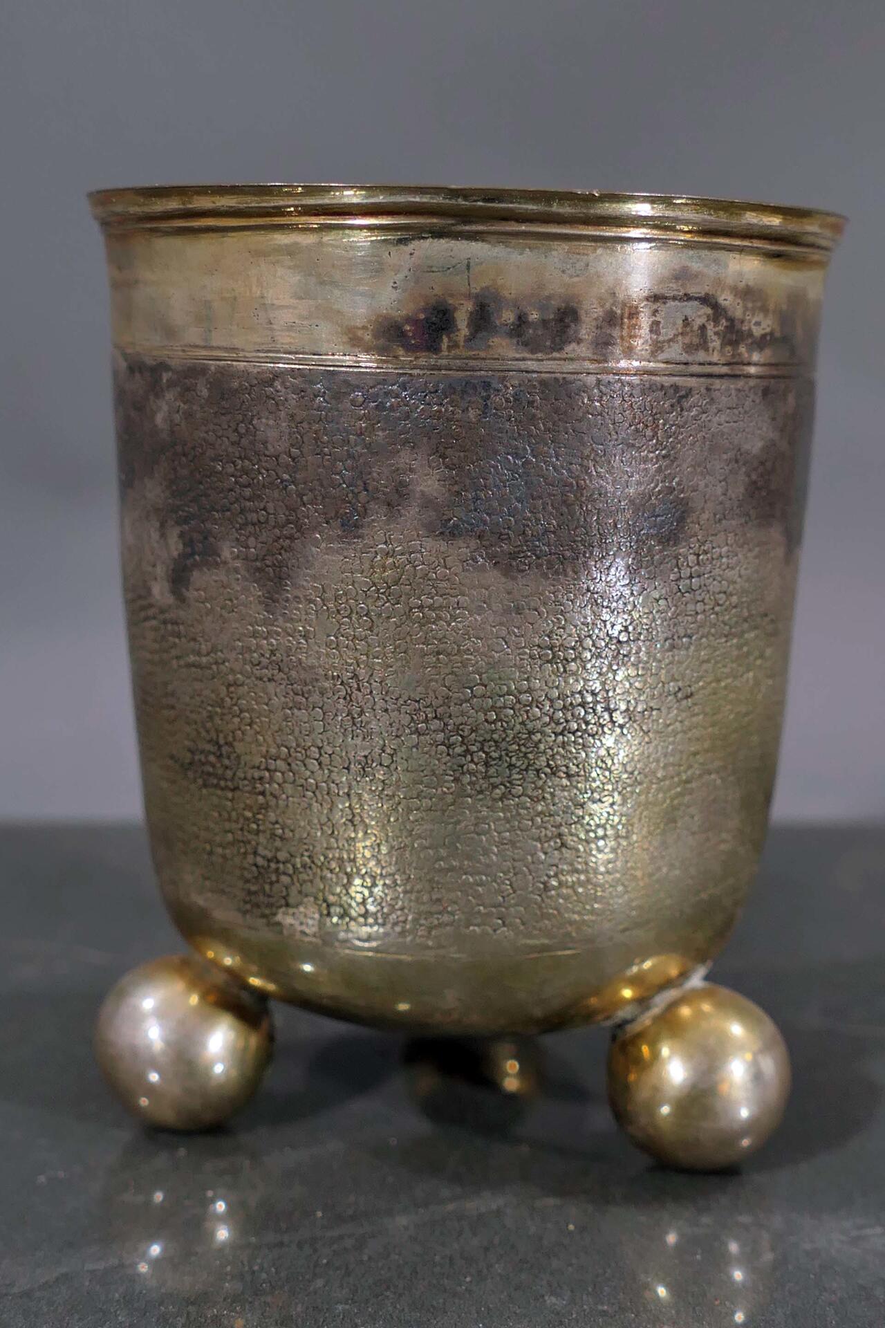 Antiker Kugelfußbecher, 18.Jhd, Silber teilvergoldet, drei ausgestellte Kugelfüße, Wandung partiell - Image 3 of 5