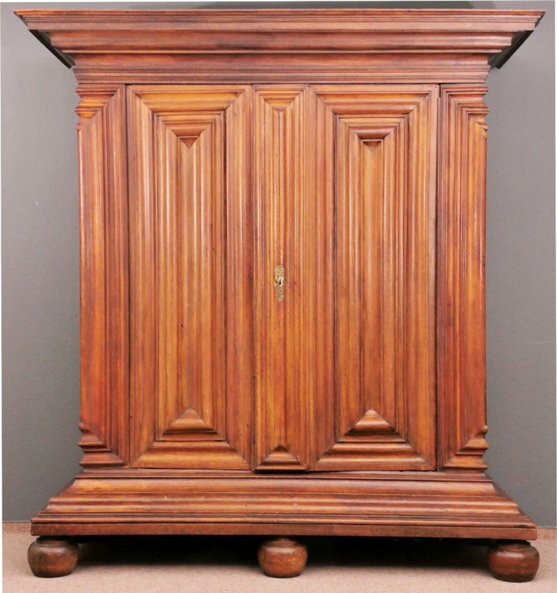 Imposanter "Frankfurter Wellenschrank", Hessen um 1730 / 40, ca. 215 x 200 x 80 cm, vollzerlegbarer - Bild 4 aus 18