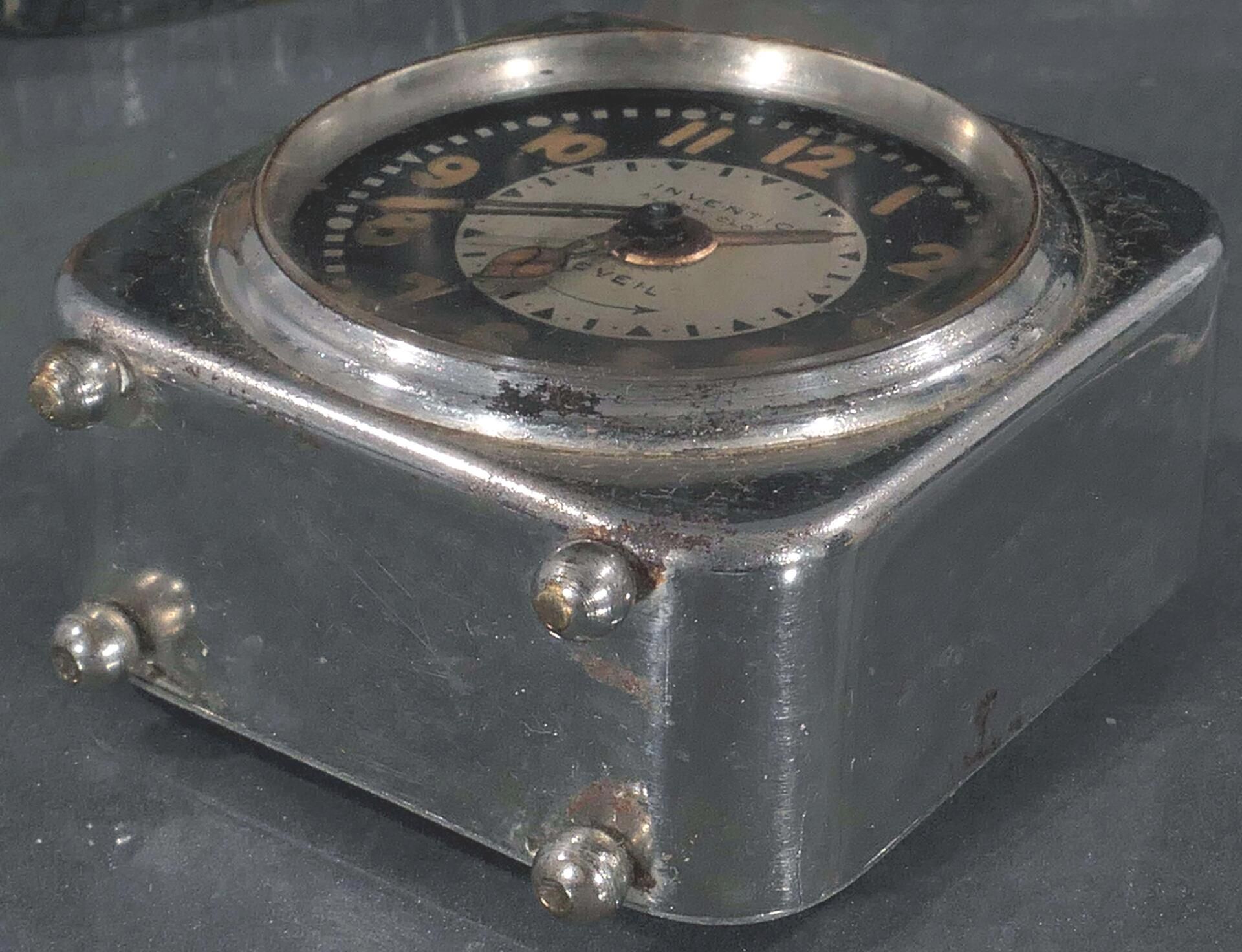 "Inventic Alarm Clock" - antiker Reisewecker in org. Lederetui um 1900 / 20, vernickeltes Metallgeh - Bild 7 aus 9